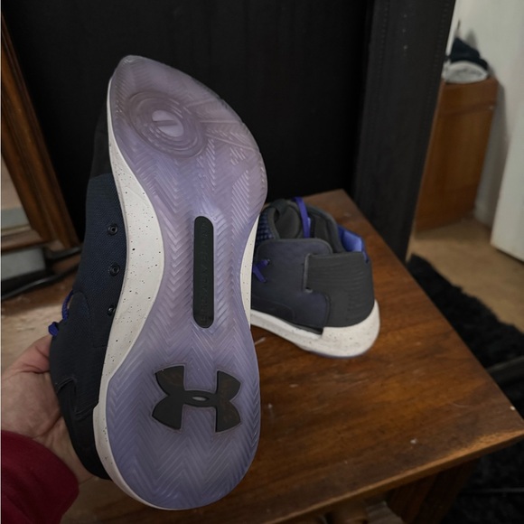 Sold
Stephen Curry Under Armour
Curry 3Zero
White / Purple / Blue
Size 13 - Picture 3 of 7